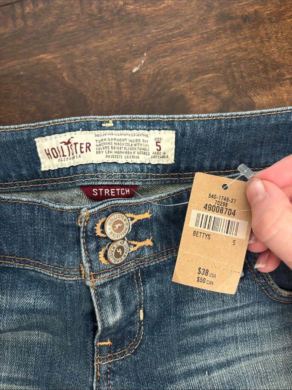 Hollister low-rise shorts, never worn. Tags still attached, size 5. - Picture 2 of 4